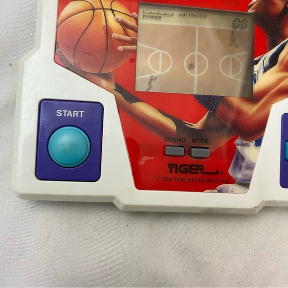 Basketball - Vintage 1988 Tiger Electronic Handheld LCD Video Game WORKS - Picture 8 of 9